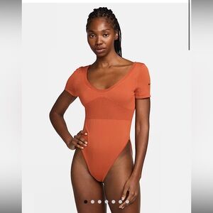 bnwt nike Sportswear Chill Knit Women's Tight Sweater Short-Sleeve Bodysuit med